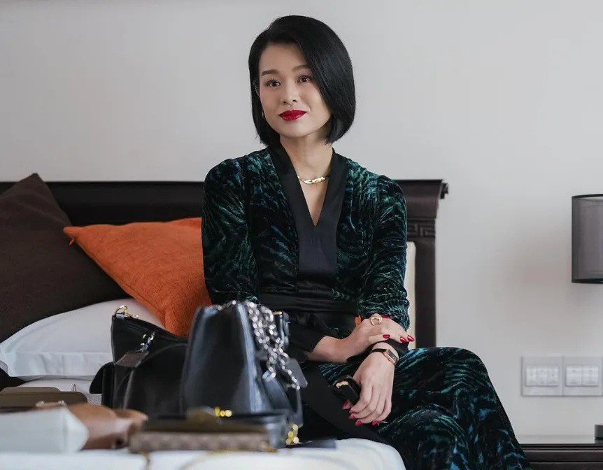 Tôn Lệ và Hồ Hạnh Nhi (phải) trong Cuộc đời tươi đẹp.