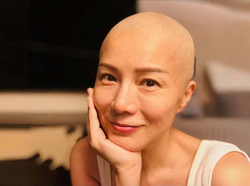 Á hậu mắc ung thư vú bị đại gia ruồng bỏ, phải bán rẻ đồ đạc trong nhà để cứu mạng mình và 2 con- Ảnh 1.