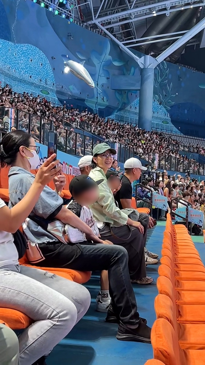 Á hậu hàng đầu có động thái lạ, nghi vạch mặt chồng đại gia sau vụ lộ ảnh thân mật ở bar- Ảnh 1.