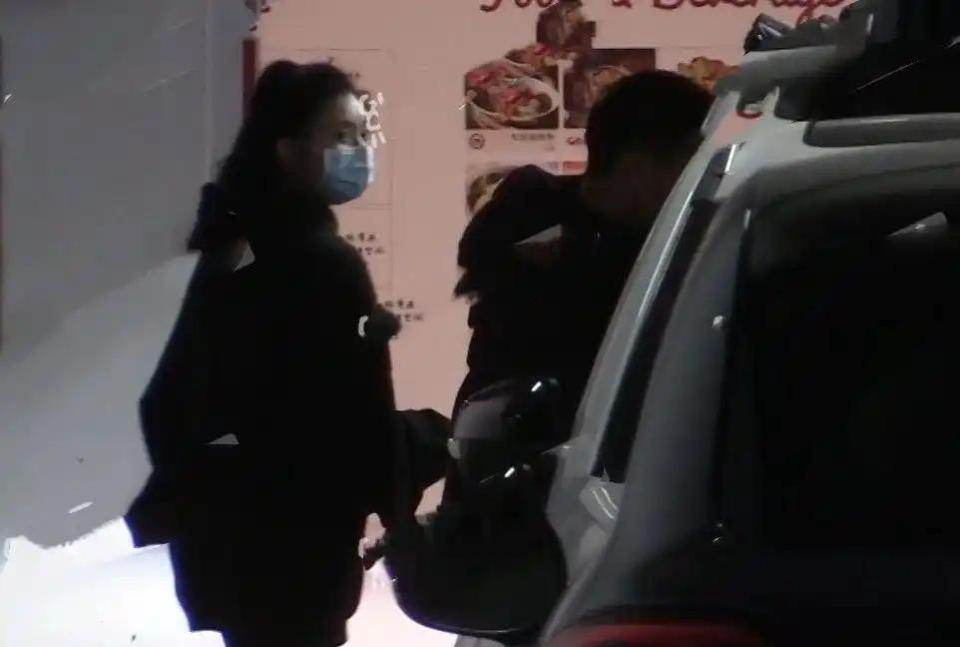 "Tóm gọn" siêu mẫu Victoria's Secret tàn tạ, "chiến tranh lạnh" với thiếu gia sòng bạc Macau giữa drama cắm sừng 641 17541027828521021677118 1754106757928 1754106758201178611342