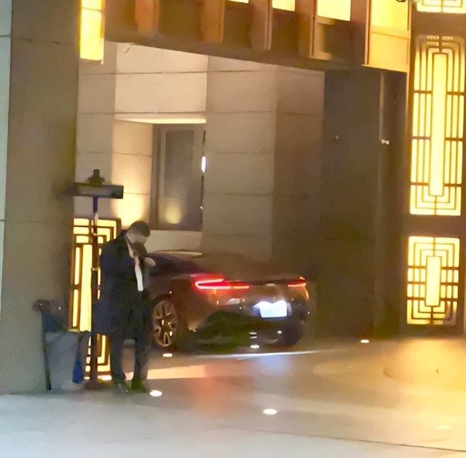 Chồng cũ lái siêu xe hơn 12 tỷ đến viếng Từ Hy Viên và câu chuyện xót xa đằng sau chiếc xe- Ảnh 2. Chồng cũ lái siêu xe hơn 12 tỷ đến viếng Từ Hy Viên và câu chuyện xót xa đằng sau chiếc xe- Ảnh 2.