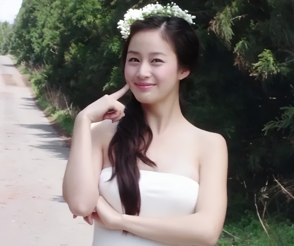 Kim Tae Hee mặt bóng dầu như bôi mỡ, đơ như tượng sáp- Ảnh 6. Kim Tae Hee mặt bóng dầu như bôi mỡ, đơ như tượng sáp- Ảnh 6.