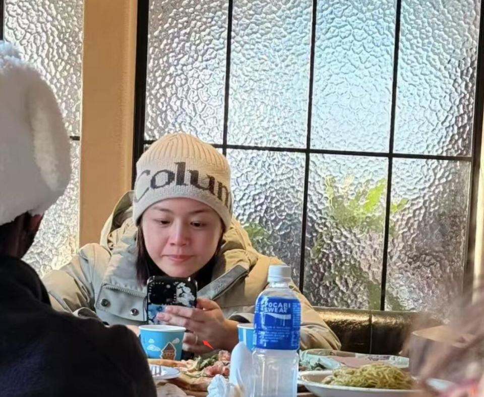 Chiếc nhẫn cưới 1 tỷ vạch trần màn đóng kịch giả tạo của ngọc nữ gia thế bậc nhất showbiz- Ảnh 1. Chiếc nhẫn cưới 1 tỷ vạch trần màn đóng kịch giả tạo của ngọc nữ gia thế bậc nhất showbiz- Ảnh 1.