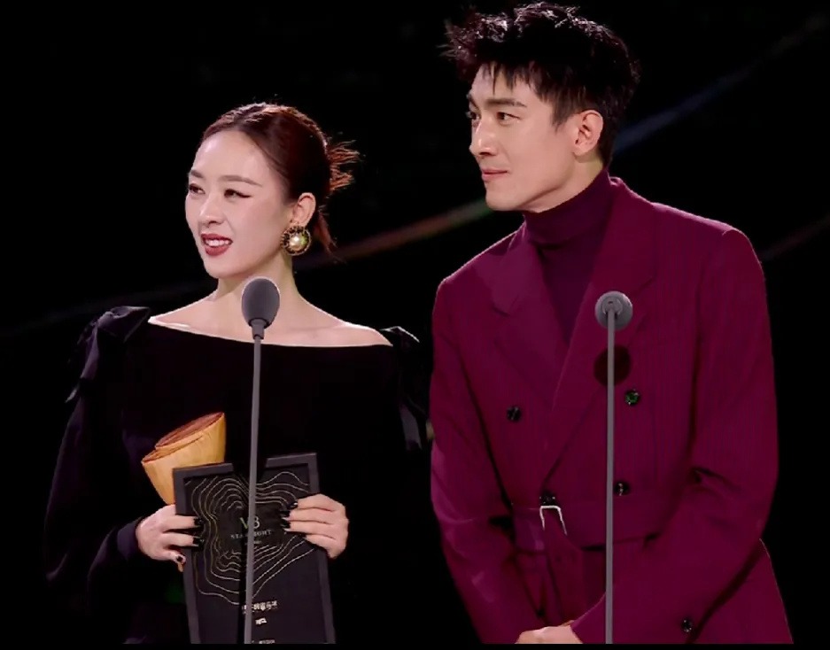 "Kiếp nạn" của Triệu Lệ Dĩnh: Đụng mặt chồng cũ Phùng Thiệu Phong, tránh "tình tin đồn" vẫn bị 2 sao nam bê bối bao vây ở sự kiện 641 26 1736061915073 17360619152251439321703