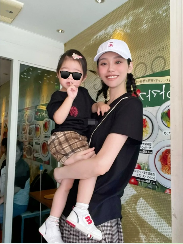 Siêu mẫu Victoria's Secret lộ khoảnh khắc như mẹ đơn thân giữa nghi vấn bị thiếu gia trùm sòng bạc Siêu mẫu Victoria's Secret lộ khoảnh khắc như mẹ đơn thân giữa nghi vấn bị thiếu gia trùm sòng bạc