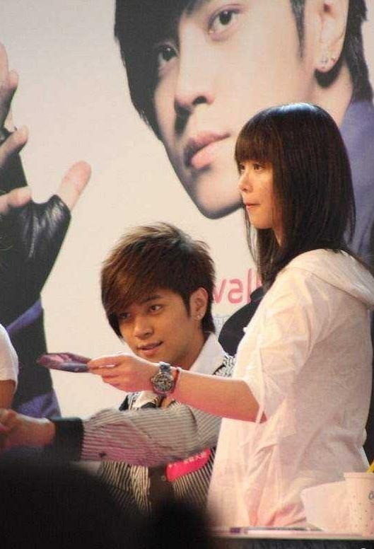 Ca sĩ T. bị cấm diễn toàn quốc làm xét nghiệm ADN, nhận kết quả mà