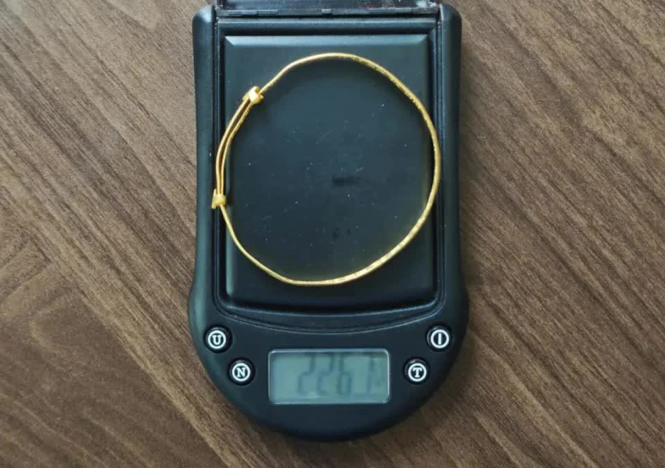 Rửa vòng vàng cho sạch, cân lên