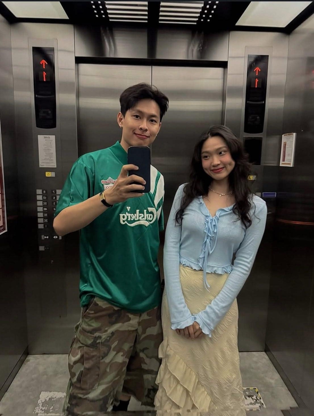 Tóm dính mỹ nam Vbiz và bạn gái ôm ấp giữa phố, thấy camera vẫn có hành động thản nhiên!- Ảnh 3.