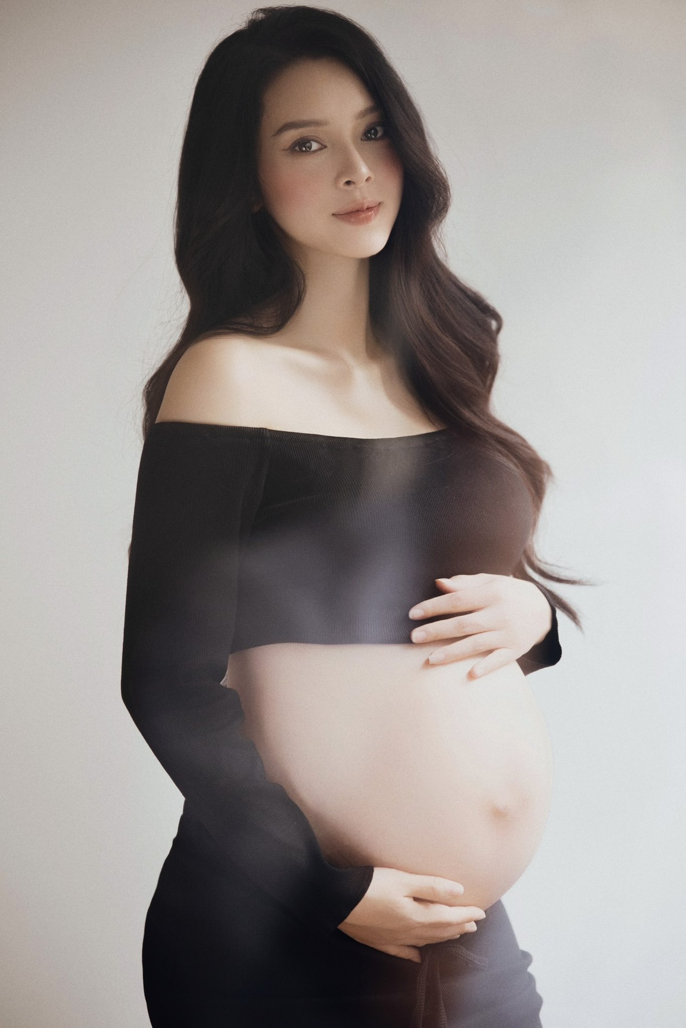 Mẹ bầu Vbiz đi từng bước nặng nề, chồng dìu đỡ ở tháng cuối thai kỳ- Ảnh 1.