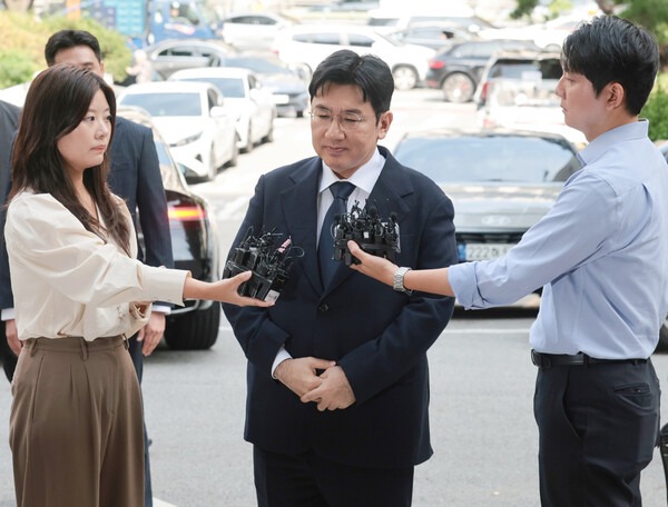 "Cha đẻ BTS" trình diện cảnh sát, thái độ ra sao khi đối mặt với án chung thân? 67086287430969 1757906266579198998544 1757910001990 17579100024121691662592