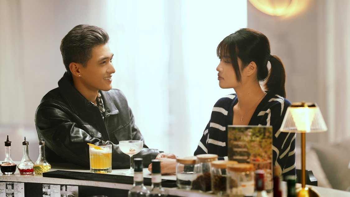 Cặp đôi Vbiz hot nhất hiện tại công khai quấn quít không rời, 1 hành động của nhà gái đúng chuẩn