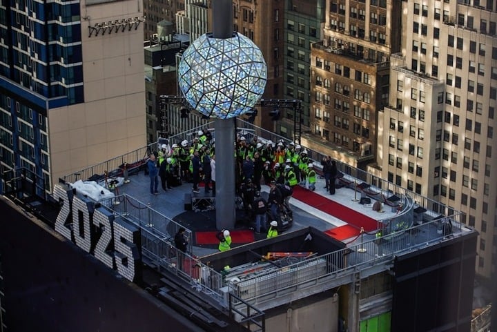 Mỹ: Đội mưa đón năm mới ở quảng trường Thời Đại- Ảnh 7.