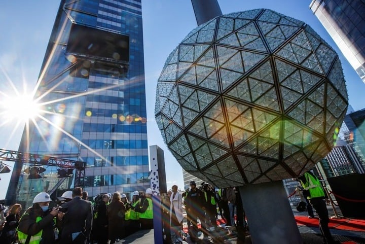 Mỹ: Đội mưa đón năm mới ở quảng trường Thời Đại- Ảnh 8.