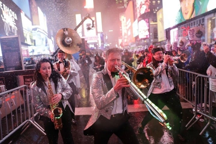 Mỹ: Đội mưa đón năm mới ở quảng trường Thời Đại- Ảnh 2.