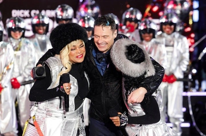 Mỹ: Đội mưa đón năm mới ở quảng trường Thời Đại- Ảnh 5.