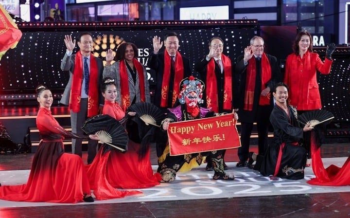 Mỹ: Đội mưa đón năm mới ở quảng trường Thời Đại- Ảnh 6.