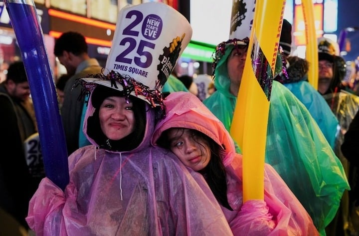 Mỹ: Đội mưa đón năm mới ở quảng trường Thời Đại- Ảnh 1.