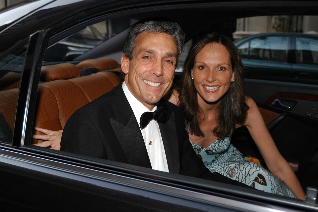 Nóng: Tỷ phú BĐS nổi tiếng bị ngân hàng siết nợ 187 triệu USD, nghi vấn tẩu tán tài sản cho người thân- Ảnh 4.