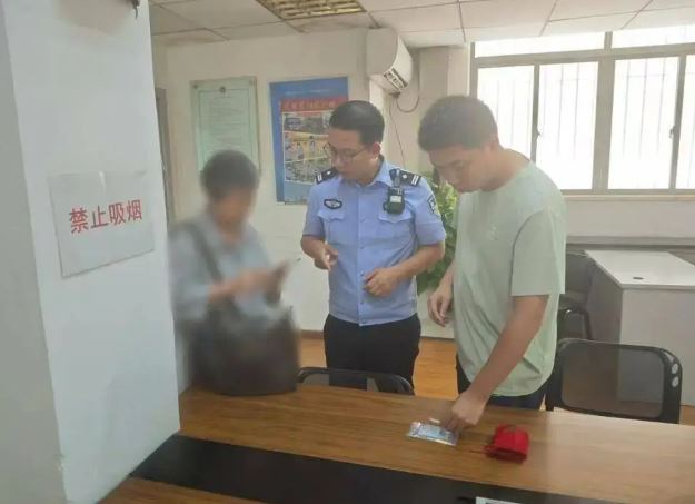 Tịch thu hơn 3,7 tỷ đồng tiền mặt trong chiếc vali của 1 người đàn ông và 340g vàng của 1 người phụ nữ lớn tuổi- Ảnh 2.