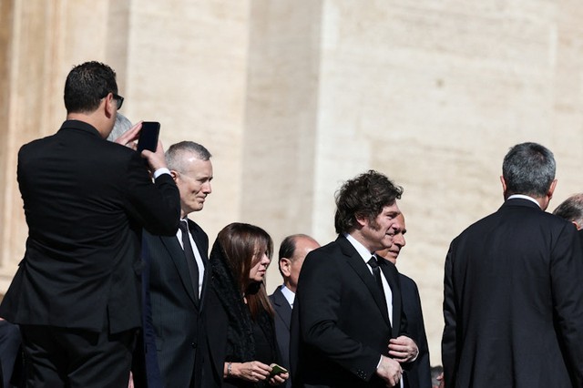 Tang lễ Giáo hoàng Francis: Những nhân vật quyền lực nhất thế giới và 200.000 người tham dự- Ảnh 13.