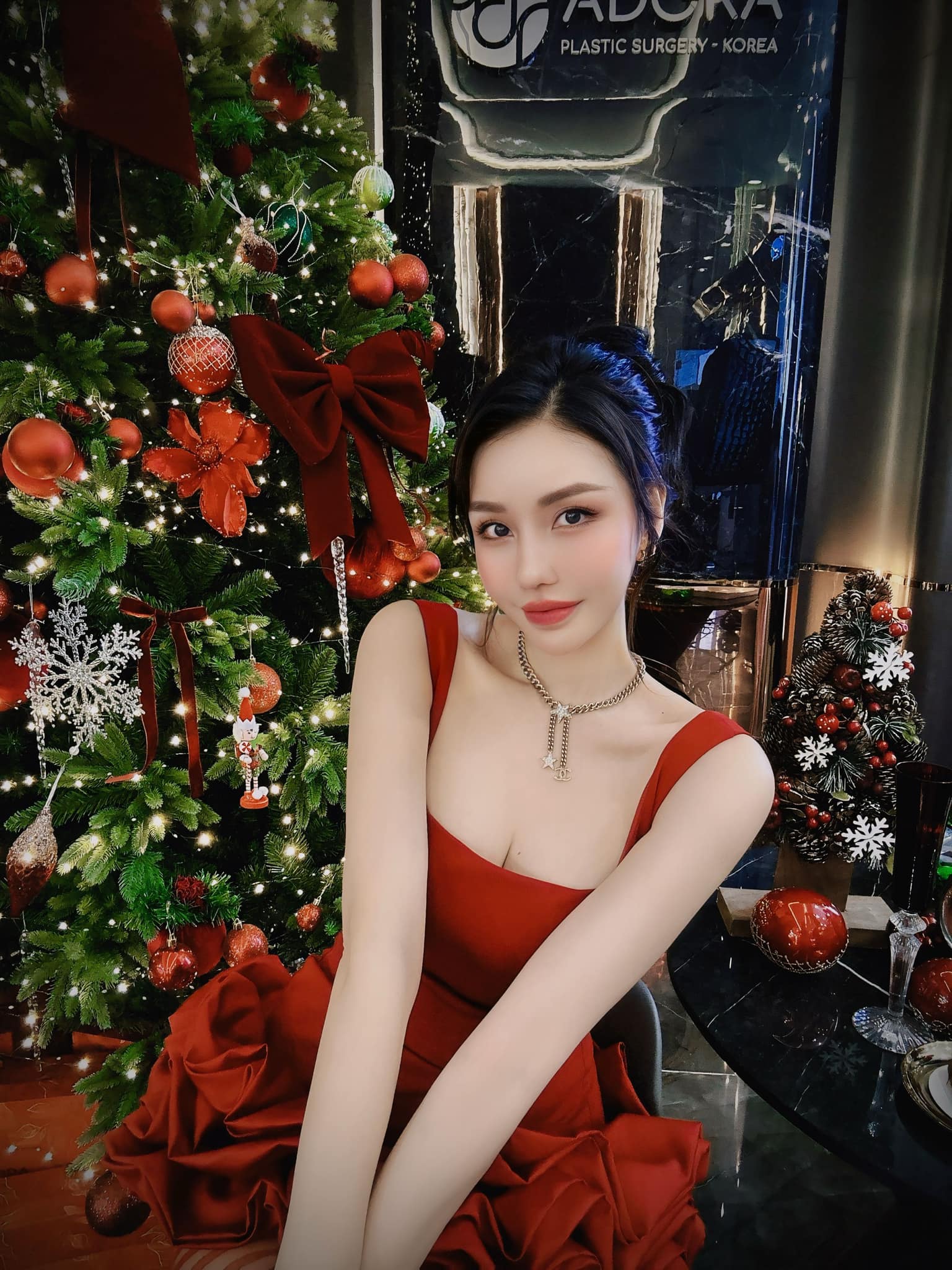 Hoa hậu Lam Cúc lộ diện sau nửa tháng đột ngột