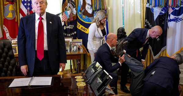 Đại diện hãng dược ngất xỉu khi ông Trump công bố thỏa thuận giảm giá thuốc 690d13f8203027387f0cfd27 06441738 1762478243388409260037 0 62 432 753 crop 17624782512791098591639jpg