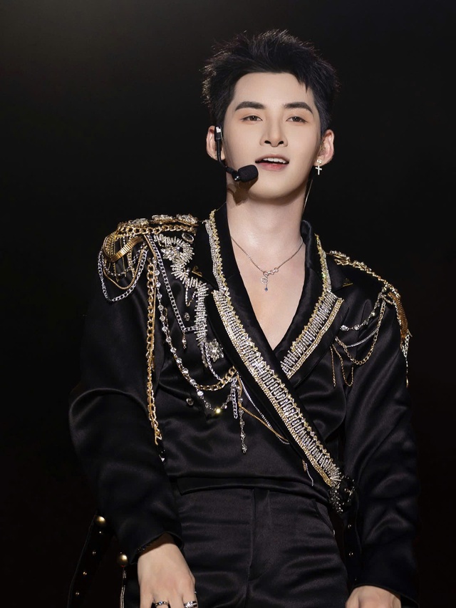 Anh trai Hùng Huỳnh tạo dáng