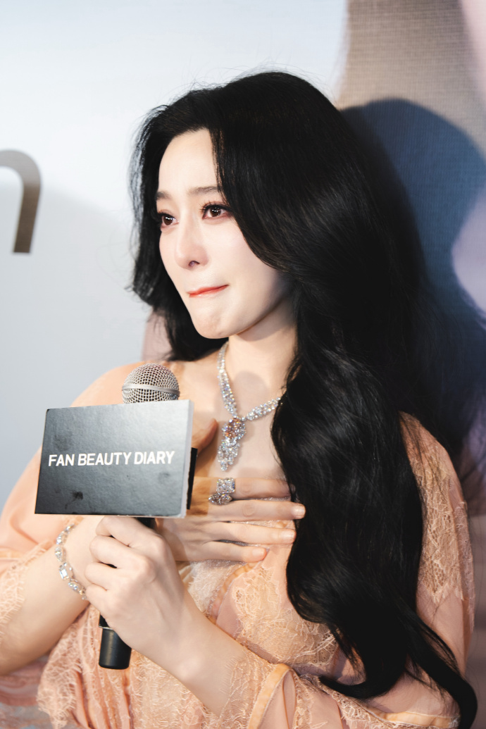 Phạm Băng Băng mặt bỗng biến sắc, khóc nghẹn giữa sự kiện- Ảnh 1.