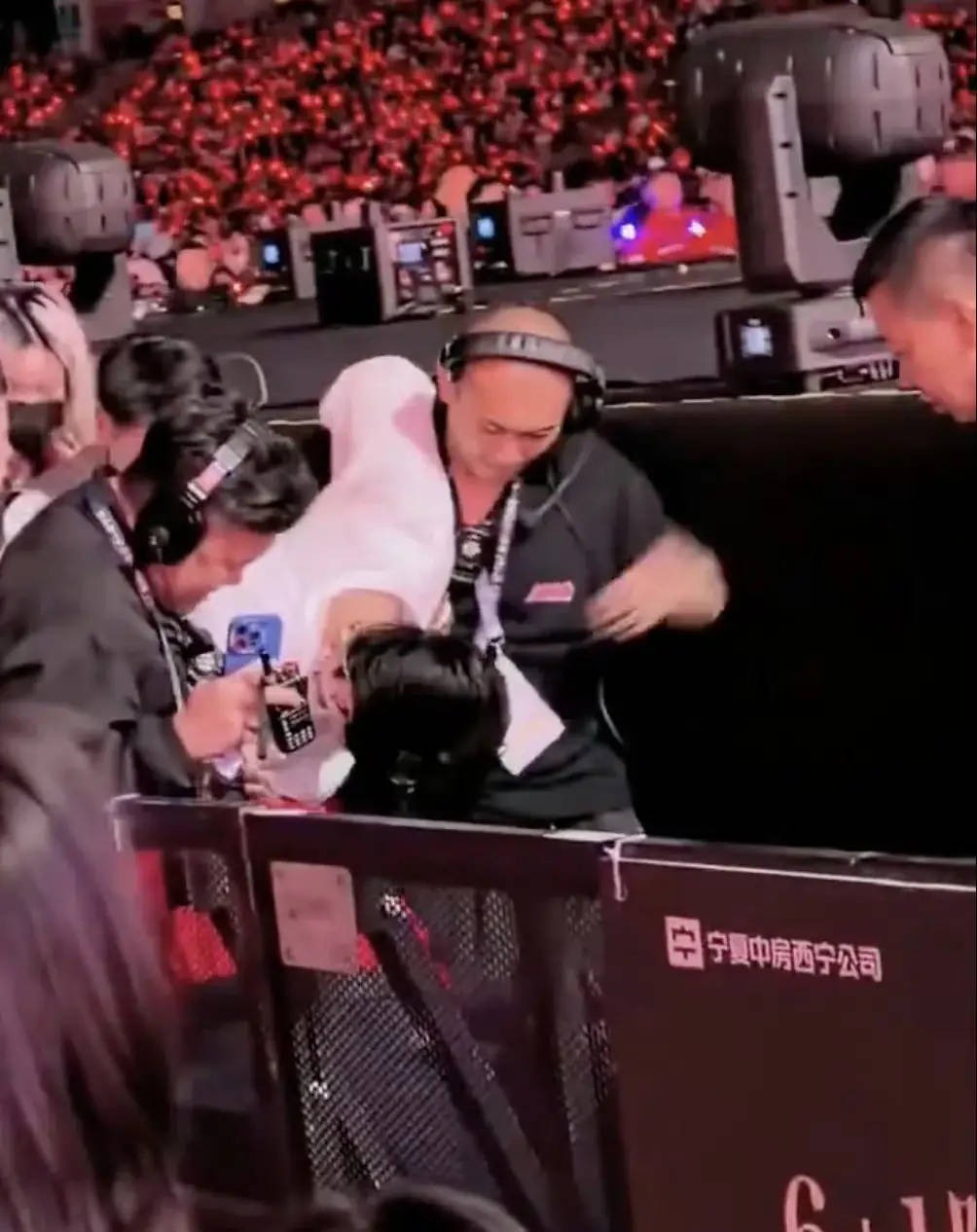 Clip: 1 nam ca sĩ ngã nhào khỏi sân khấu cao 2 m, bất tỉnh tại chỗ- Ảnh 2.