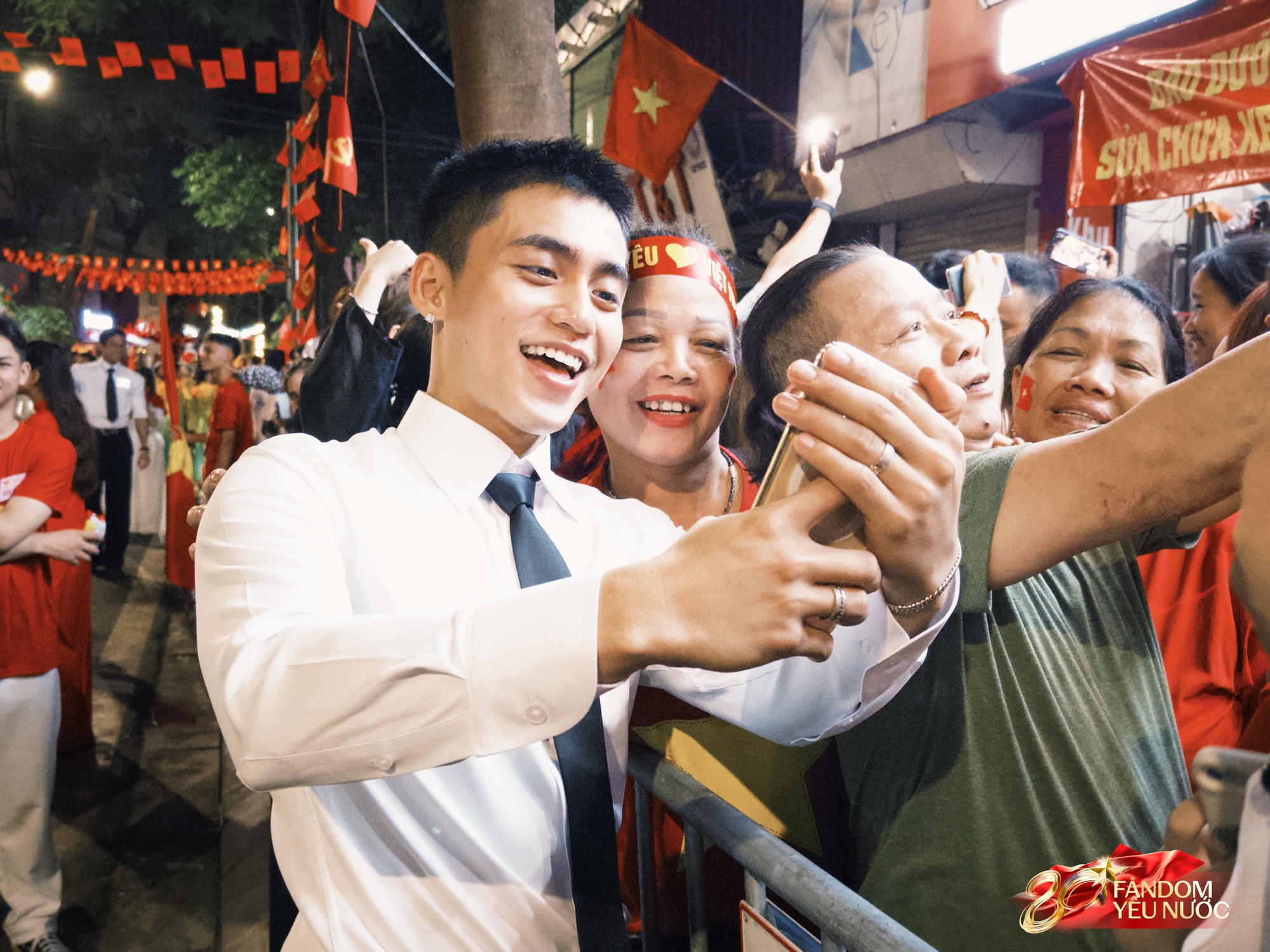 Dàn nghệ sĩ tươi rói tại Tổng duyệt diễu hành 2/9: MONO và Hoà Minzy được người dân vây kín, nữ diễn viên là Thượng uý công an gây sốt!- Ảnh 19.