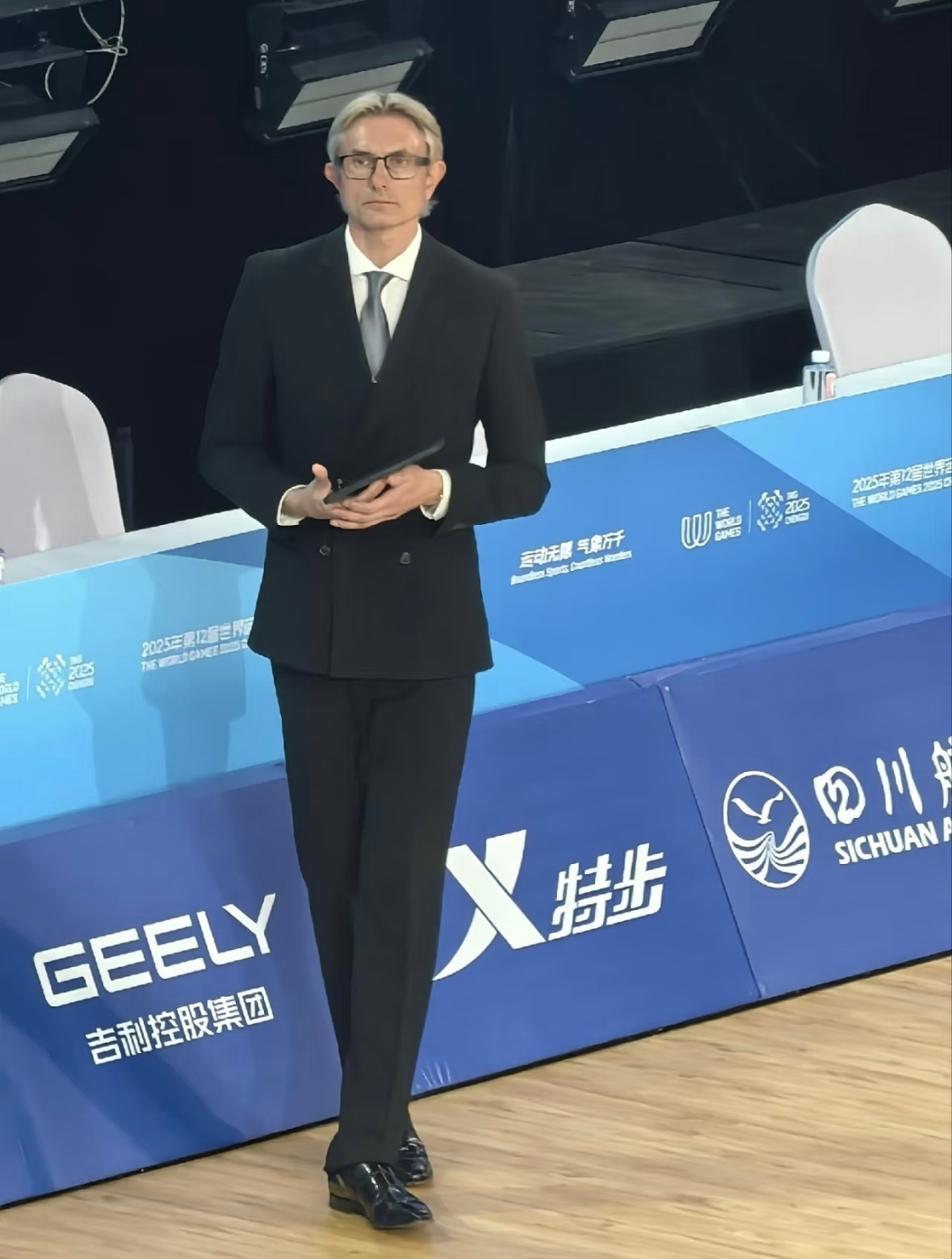 Người đàn ông này là ai mà video quay thoáng qua hút hàng triệu lượt xem, netizen truy tìm thông tin chỉ nhờ một khoảnh khắc?- Ảnh 2. Người đàn ông này là ai mà video quay thoáng qua hút hàng triệu lượt xem, netizen truy tìm thông tin chỉ nhờ một khoảnh khắc?- Ảnh 2.