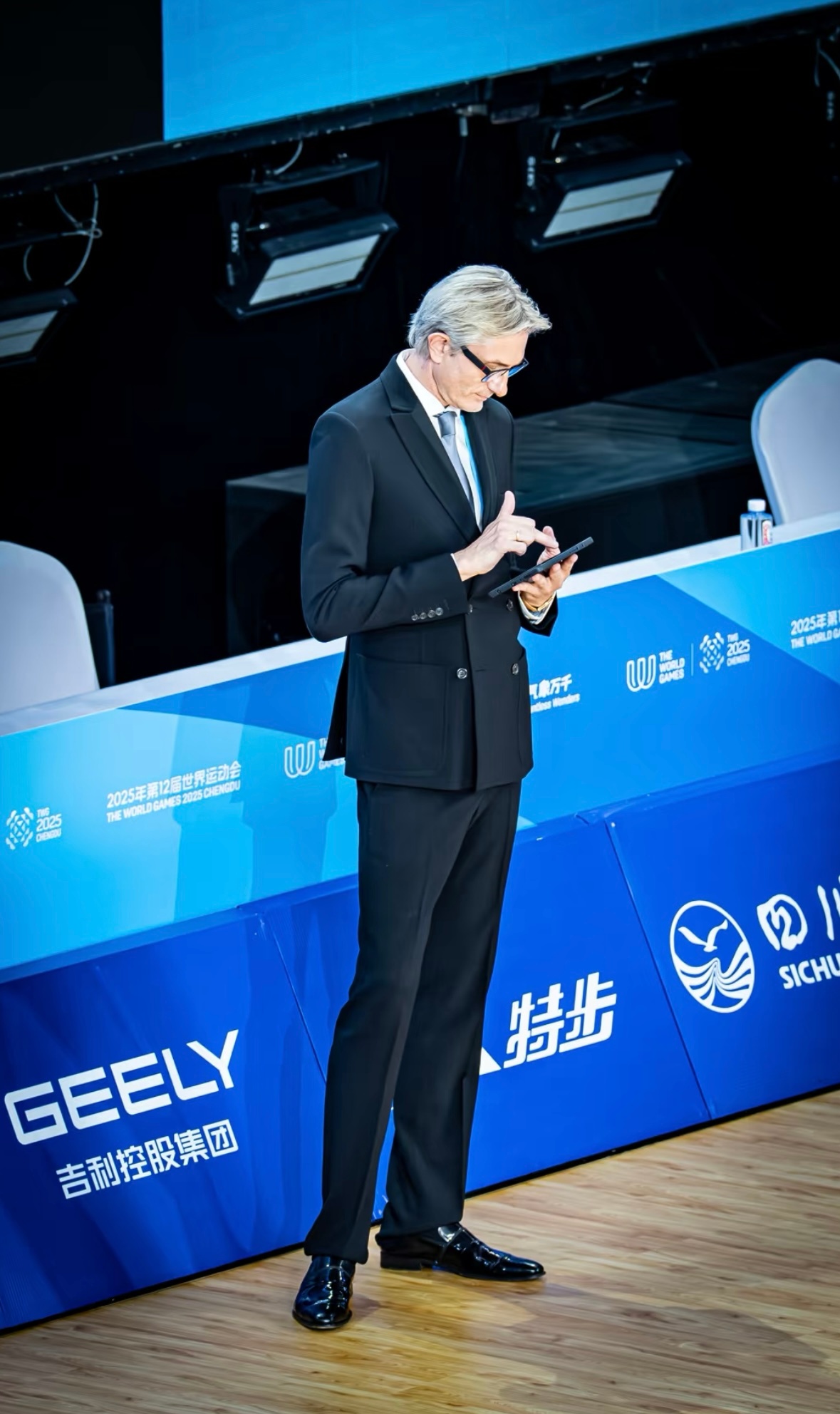 Người đàn ông này là ai mà video quay thoáng qua hút hàng triệu lượt xem, netizen truy tìm thông tin chỉ nhờ một khoảnh khắc?- Ảnh 1. Người đàn ông này là ai mà video quay thoáng qua hút hàng triệu lượt xem, netizen truy tìm thông tin chỉ nhờ một khoảnh khắc?- Ảnh 1.