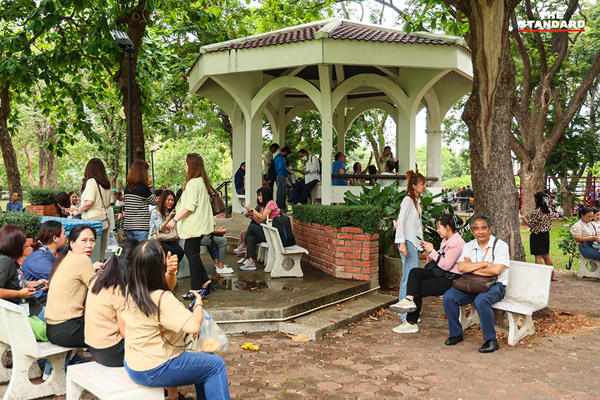 Bị cảnh báo động đất phải sơ tán khỏi các tòa nhà, dân văn phòng Thái Lan kéo nhau ra công viên làm việc tiếp- Ảnh 6.