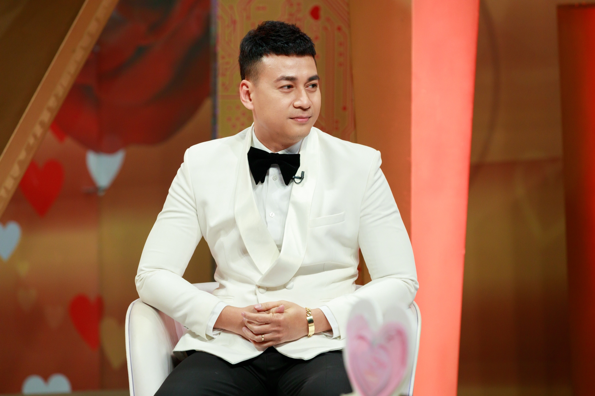 "Trai nhảy Vbiz" lấy vợ kém 17 tuổi: Vừa tốt nghiệp cấp 3 đã cưới gấp, visual U40 khó tin 7 168007391349593011646 1680079980666 16800799807881476510058 1759425773002 17594257733871893242014 1759457672206 1759457672520621914290