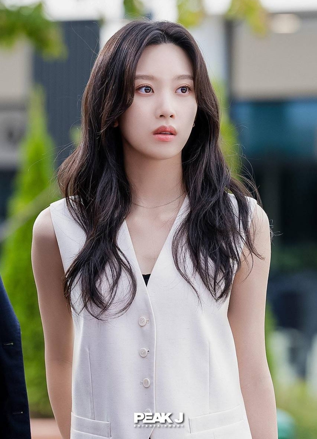 Nữ hoàng công sở đẹp nhất Hàn Quốc 2025: Visual mê chữ ê kéo dài, đi diễn mà như catwalk giữa phim trường- Ảnh 7. Nữ hoàng công sở đẹp nhất Hàn Quốc 2025: Visual mê chữ ê kéo dài, đi diễn mà như catwalk giữa phim trường- Ảnh 7.