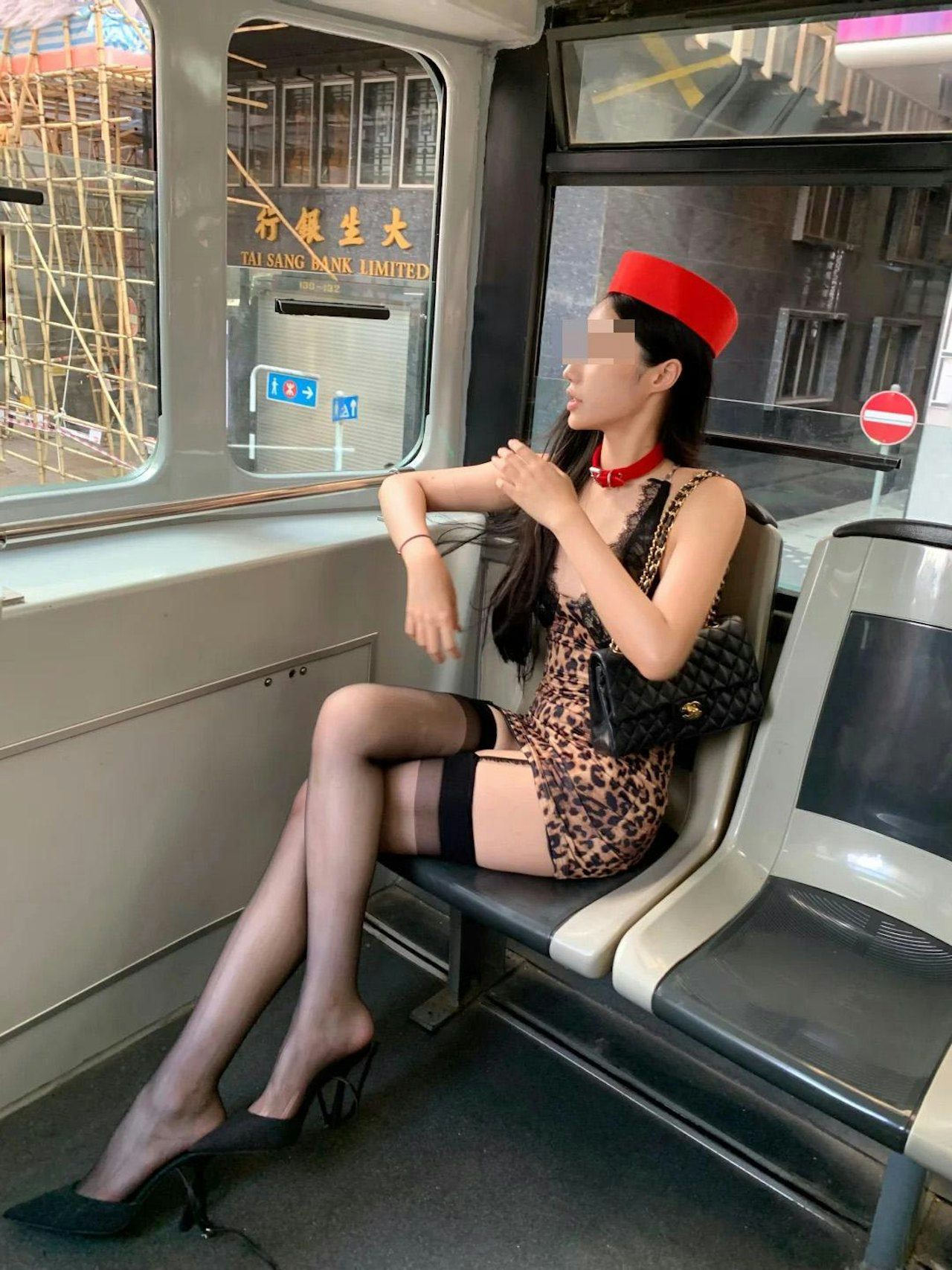 Cô gái trẻ mặc váy ôm ngắn, tạo dáng trên xe buýt gây tranh cãi - 3