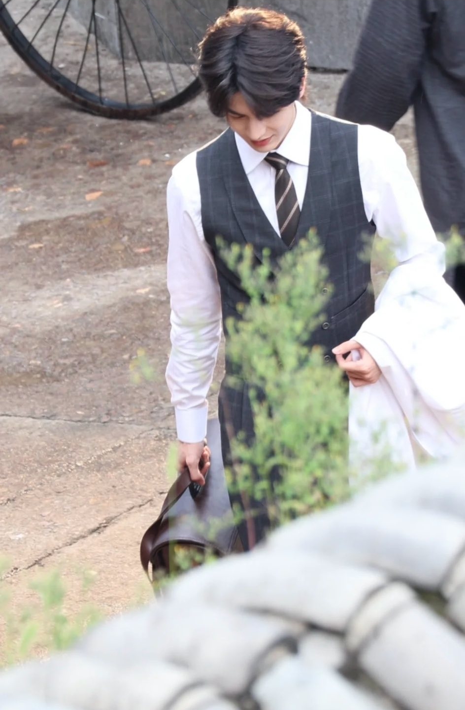 Mỹ nam dân quốc đẹp đến độ bạn diễn ngắm sáng cả mắt: Chuẩn vibe thiếu gia hào môn, căng mắt tìm không thấy góc chết- Ảnh 3.