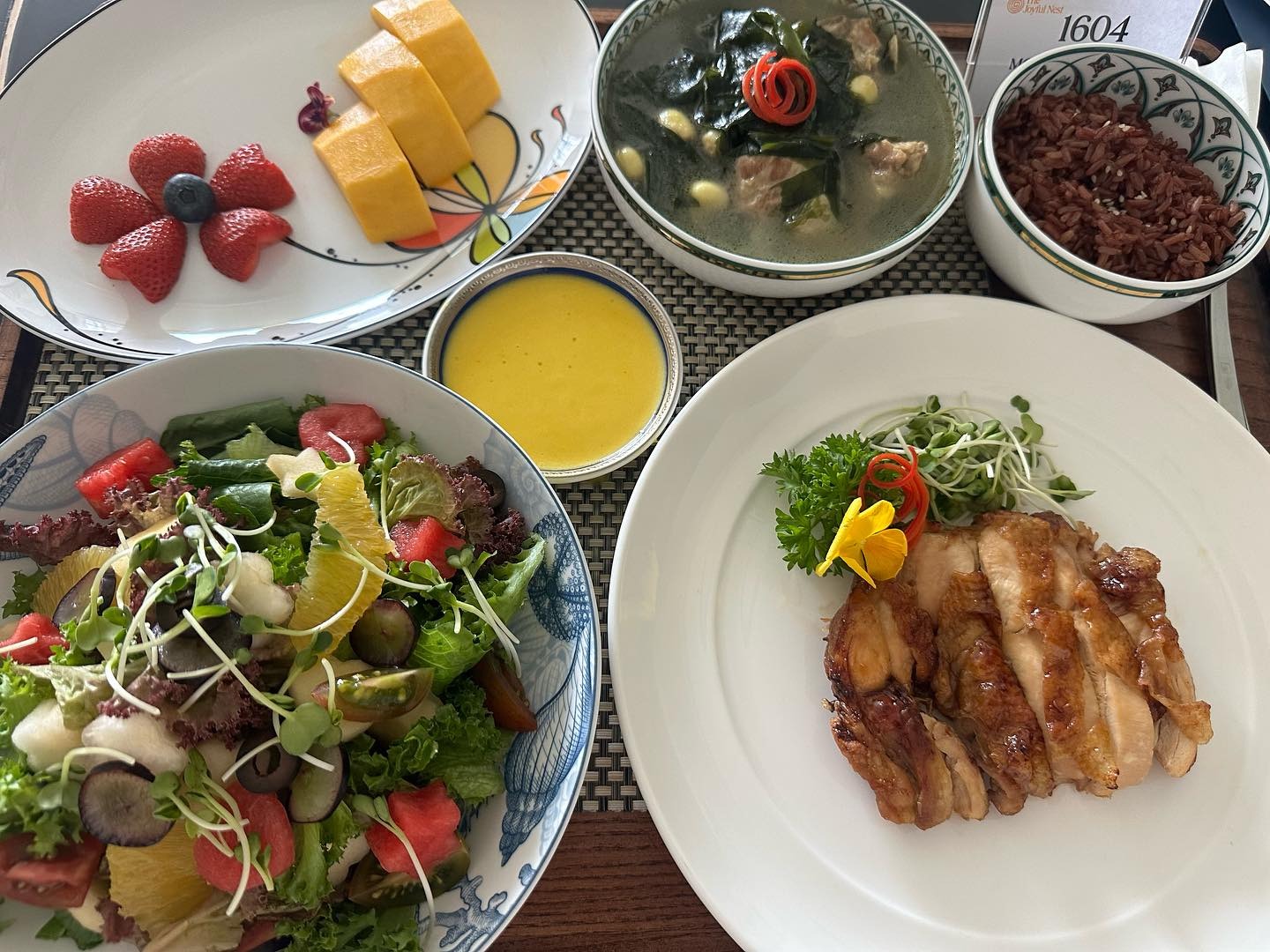 Ngô Thanh Vân thuê dịch vụ ở cữ 5 sao về nhà chăm sóc, chi tiết chăm con ban đêm gây tranh cãi- Ảnh 5. Ngô Thanh Vân thuê dịch vụ ở cữ 5 sao về nhà chăm sóc, chi tiết chăm con ban đêm gây tranh cãi- Ảnh 5.