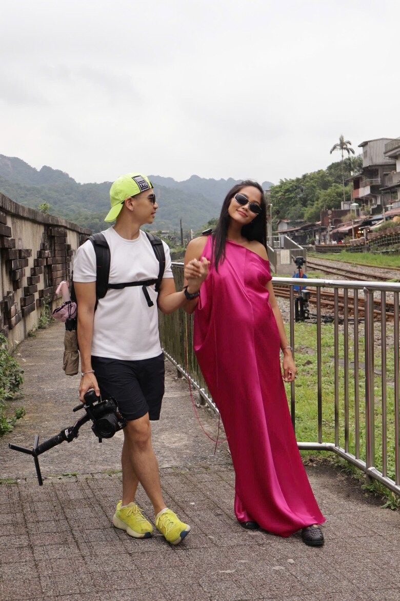 Hoa hậu H'Hen Niê sinh con đầu lòng: Chồng nhiếp ảnh gia khóc khi vợ Hoa hậu H'Hen Niê sinh con đầu lòng: Chồng nhiếp ảnh gia khóc khi vợ