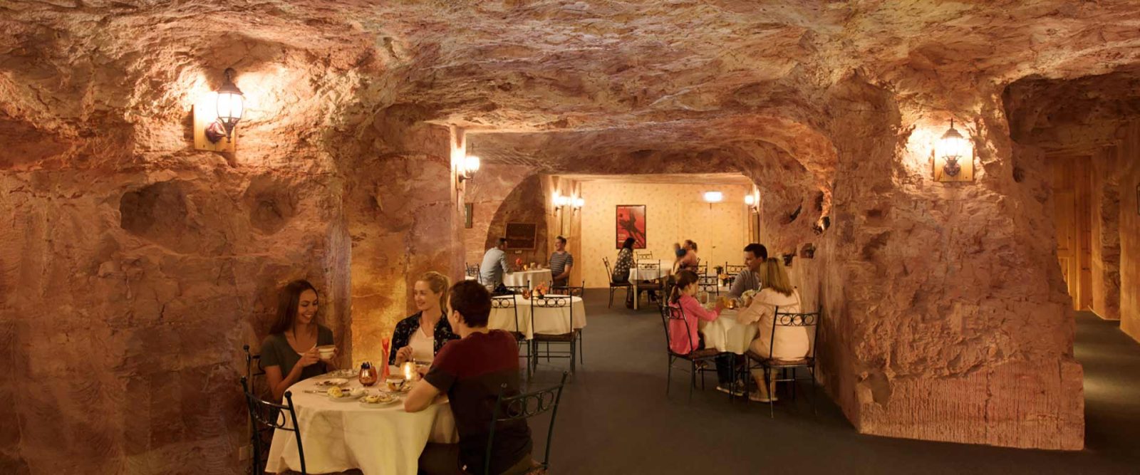 7 thị trấn kỳ lạ nhất thế giới siêu hút khách du lịch: Có nơi chỉ được sống nhưng không thể chết- Ảnh 2.