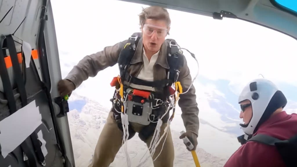 Tom Cruise lập kỷ lục mạo hiểm với dù đang cháy- Ảnh 1. Tom Cruise lập kỷ lục mạo hiểm với dù đang cháy- Ảnh 1.