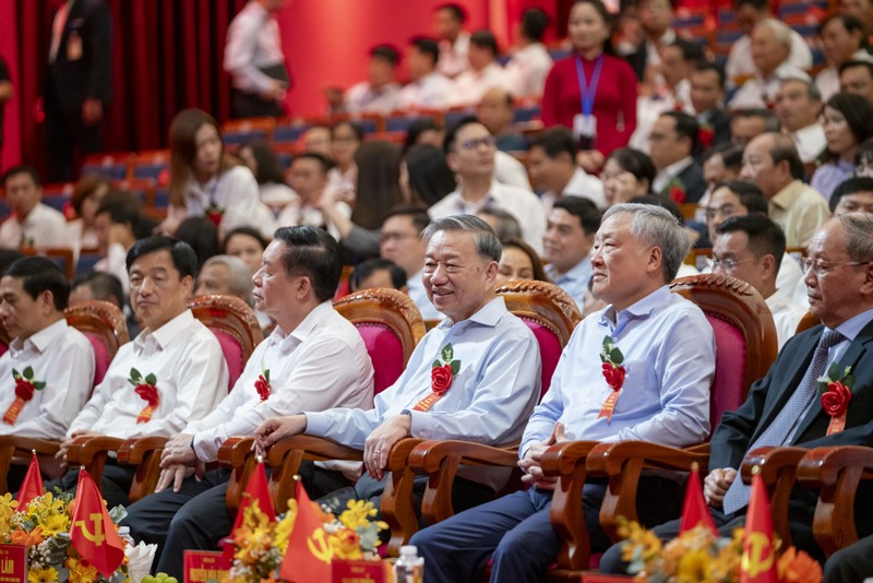 Tổng Bí Thư Tô Lâm cùng các vị lãnh đạo Bộ Chính trị, Trung ương Đảng tham dự chương trình.