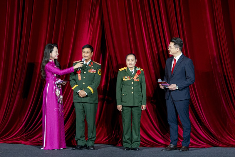 Tiết mục giao lưu với hai chứng nhân lịch sử trực tiếp góp sức vào đại thắng mùa Xuân năm 1975