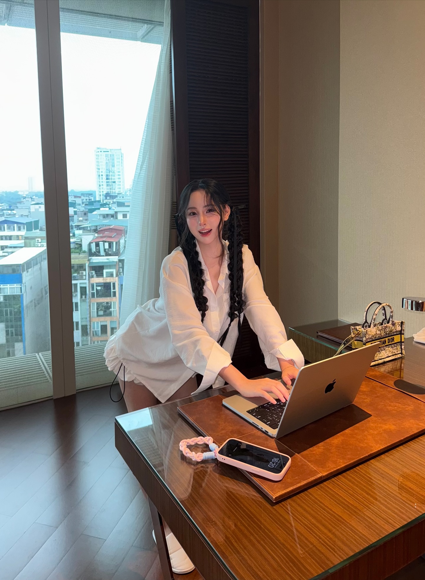 Nữ TikToker xinh đẹp khoe thu nhập cả tỷ mỗi tháng,