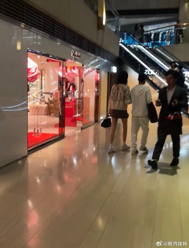 Siêu mẫu Victoria's Secret lộ diện bên thiếu gia trùm sòng bạc sau nghi vấn