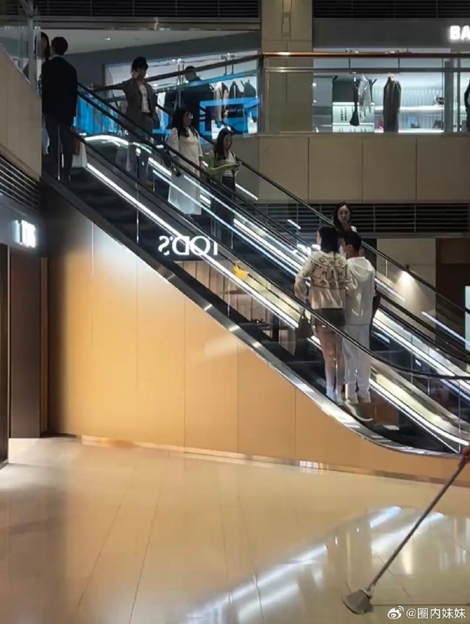 Siêu mẫu Victoria's Secret lộ diện bên thiếu gia trùm sòng bạc sau nghi vấn