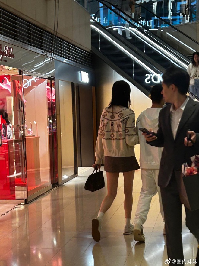 Siêu mẫu Victoria's Secret lộ diện bên thiếu gia trùm sòng bạc sau nghi vấn