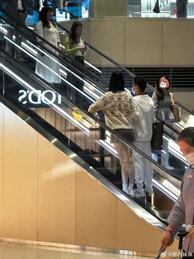 Siêu mẫu Victoria's Secret lộ diện bên thiếu gia trùm sòng bạc sau nghi vấn