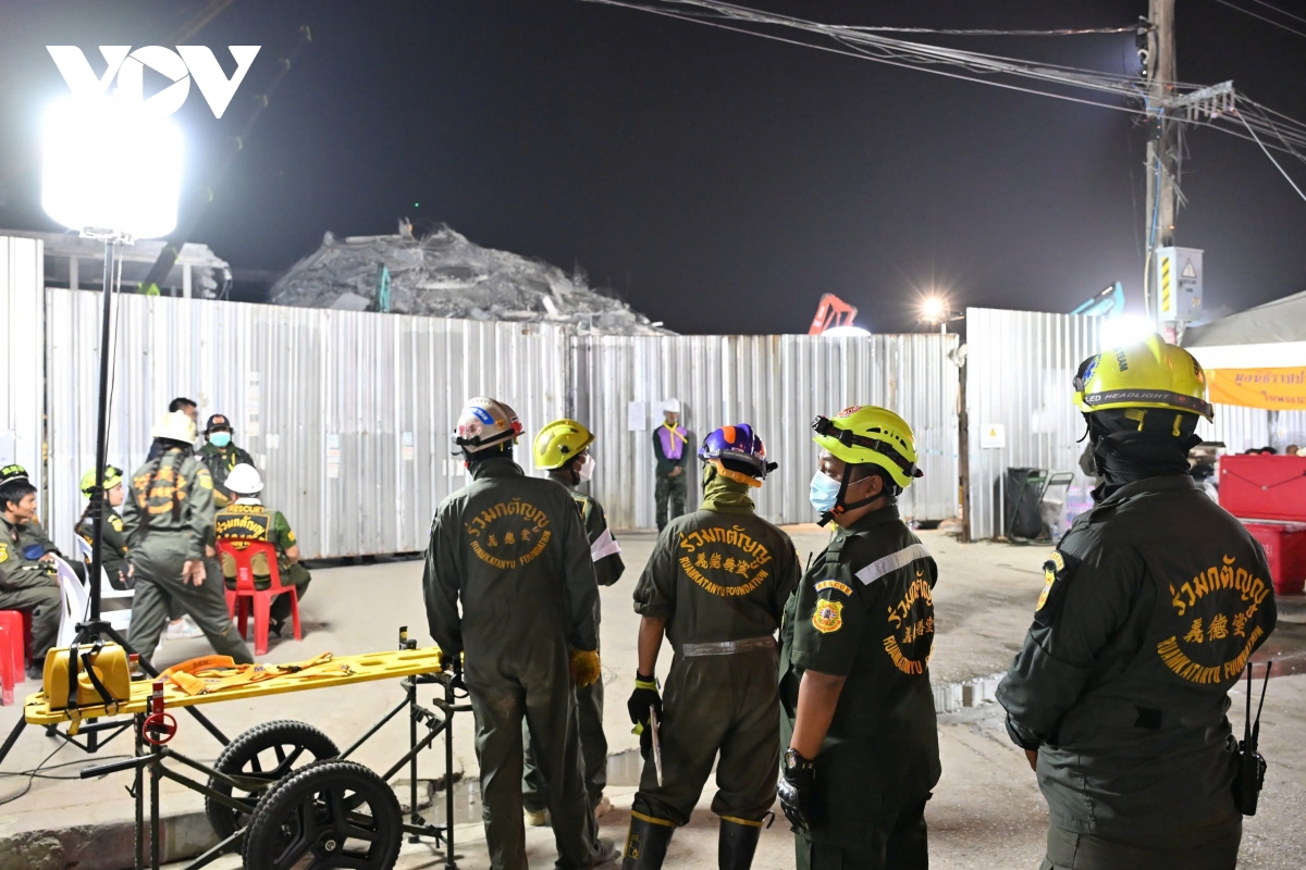 Vụ sập nhà 30 tầng ở Bangkok: Liên lạc được qua di động với 9 người bị mắc kẹt- Ảnh 6.