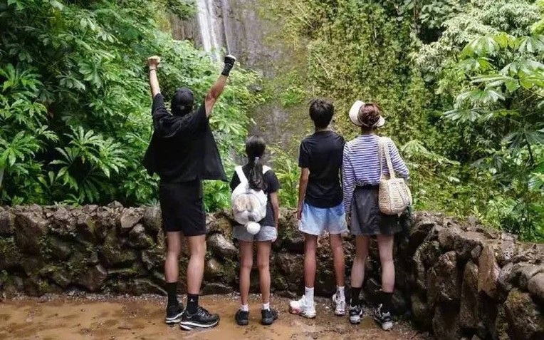 Tôn Lệ cùng chồng con trekking xuyên rừng: Hình ảnh giản dị mà ấm áp gây sốt mạng xã hội- Ảnh 1.